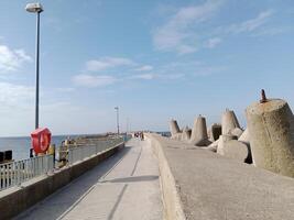 tomando un paseo a lo largo el Puerto y muelle en kolobrzeg, Polonia, ofertas un encantador experiencia con pintoresco puntos de vista de el báltico mar y el bullicioso marítimo actividad. foto