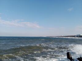 tomando un paseo a lo largo el Puerto y muelle en kolobrzeg, Polonia, ofertas un encantador experiencia con pintoresco puntos de vista de el báltico mar y el bullicioso marítimo actividad. foto