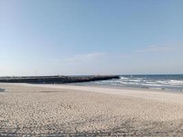 tomando un paseo a lo largo el Puerto y muelle en kolobrzeg, Polonia, ofertas un encantador experiencia con pintoresco puntos de vista de el báltico mar y el bullicioso marítimo actividad. foto