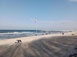 tomando un paseo a lo largo el Puerto y muelle en kolobrzeg, Polonia, ofertas un encantador experiencia con pintoresco puntos de vista de el báltico mar y el bullicioso marítimo actividad. foto