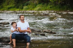 padre enseñando hijo cómo a pez volador en río foto