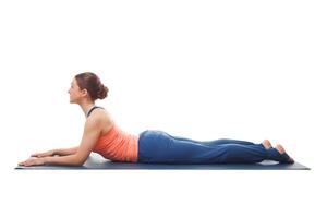 deportivo ajuste yogini mujer practicas yoga asana salamba bhujangasan foto