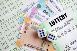 verde lotería Entradas y indio rupias dinero cuentas en blanco con números para jugando lotería foto