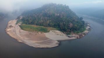 aereo Visualizza di il salvia fiume nel estate a bandire mae sam laeb, karen villaggio nel mae hong figlio Provincia di Tailandia, il confine fra Myanmar e Tailandia. video