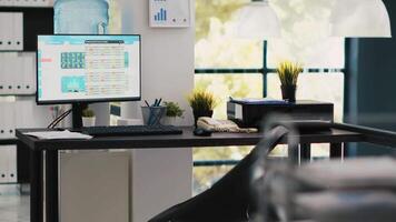 dator skärm i finansiell avdelning kontor visar stock utbyta index ändring i verklig tid. skrivbordet pc övervaka i arbetsplats med handel index som visar senast pris ändringar, panorering skott video