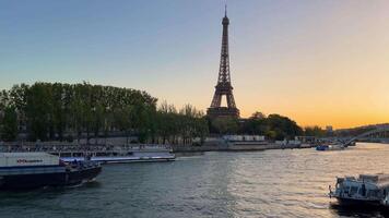 Parigi, Francia 03.03.2024 crepuscolo eiffel Torre e Senna fiume Visualizza, tramonto al di sopra di il Senna fiume con eiffel Torre e Barche nel Parigi. video