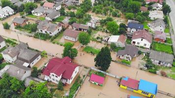 07.06.2023 Ukraine Cherson. Umwelt Katastrophe und Klima ändern. Antenne Aussicht Fluss Das überflutet das Stadt und Häuser. überflutet Häuser im das Wasser. video