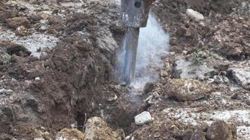 Bagger, Graben, Stein - - Bagger gräbt Stein zu erstellen Graben auf Straße zum Neu Wasser Plastik Rohr. Konstruktion Grundlage. Konstruktion, Infrastruktur, Entwicklung video