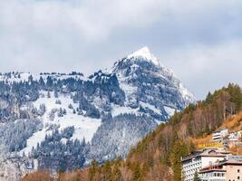 invierno mundo maravilloso en Engelberg con waldegg hotel y Nevado picos foto