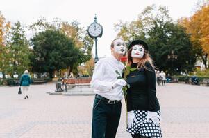 un Pareja de alegre mimos. él prisa en un fecha. foto