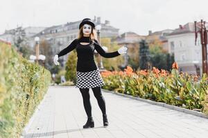 el niña con maquillaje de el mímica. improvisación. mímica muestra diferente emociones foto