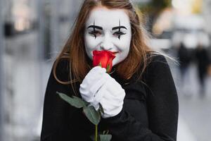 el niña con maquillaje de el mímica. improvisación. foto