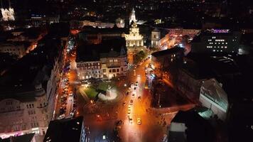 lviv, Ucrania, 03.05.2022 tráfico en el noche calles de un europeo ciudad. cuadrado y Monumento a danylo halytsky. noche ciudad y tráfico en el ciudad. video