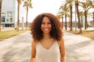 retrato de alegre hermosa afro latín mujer posando y tomando el cámara foto