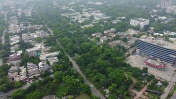 topp se antenn Foto från flygande Drönare av en punjab global stad med utveckling byggnader, transport, energi kraft infrastruktur. företag centrum i tagit fram pakistan stad på 2023-07-16 video