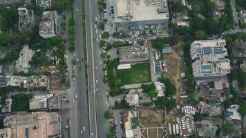 parte superior ver aéreo foto desde volador zumbido de un Punjab global ciudad con desarrollo edificios, transporte, energía poder infraestructura. negocio centros en desarrollado Pakistán pueblo en 2023-07-16 video