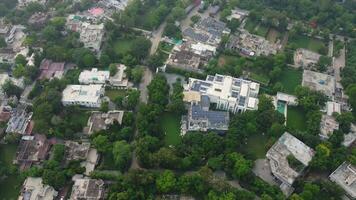 parte superior ver aéreo foto desde volador zumbido de un Punjab global ciudad con desarrollo edificios, transporte, energía poder infraestructura. negocio centros en desarrollado Pakistán pueblo en 2023-07-16 video