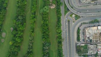 oben Aussicht Antenne Foto von fliegend Drohne von ein Punjab global Stadt mit Entwicklung Gebäude, Transport, Energie Leistung Infrastruktur. Geschäft Zentren im entwickelt Pakistan Stadt, Dorf auf 16.07.2023 video