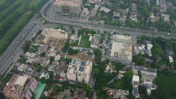 Haut vue aérien photo de en volant drone de une punjab global ville avec développement bâtiments, transport, énergie Puissance Infrastructure. affaires centres dans développé Pakistan ville sur 2023-07-16 video