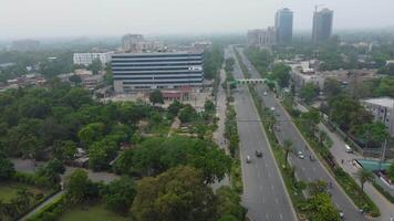 parte superior ver aéreo foto desde volador zumbido de un Punjab global ciudad con desarrollo edificios, transporte, energía poder infraestructura. negocio centros en desarrollado Pakistán pueblo en 2023-07-16 video