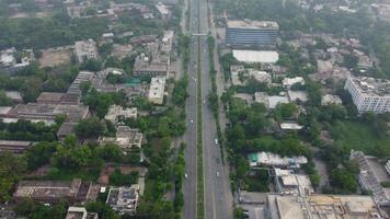 oben Aussicht Antenne Foto von fliegend Drohne von ein Punjab global Stadt mit Entwicklung Gebäude, Transport, Energie Leistung Infrastruktur. Geschäft Zentren im entwickelt Pakistan Stadt, Dorf auf 16.07.2023 video
