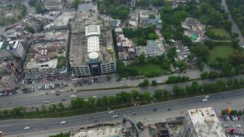 parte superior ver aéreo foto desde volador zumbido de un Punjab global ciudad con desarrollo edificios, transporte, energía poder infraestructura. negocio centros en desarrollado Pakistán pueblo en 2023-07-16 video