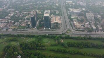 topp se antenn Foto från flygande Drönare av en punjab global stad med utveckling byggnader, transport, energi kraft infrastruktur. företag centrum i tagit fram pakistan stad på 2023-07-16 video