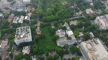 oben Aussicht Antenne Foto von fliegend Drohne von ein Punjab global Stadt mit Entwicklung Gebäude, Transport, Energie Leistung Infrastruktur. Geschäft Zentren im entwickelt Pakistan Stadt, Dorf auf 16.07.2023 video