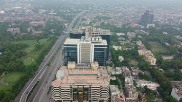 superiore Visualizza aereo foto a partire dal volante fuco di un' Punjab globale città con sviluppo edifici, trasporto, energia energia infrastruttura. attività commerciale centri nel sviluppato Pakistan cittadina su 2023-07-16 video