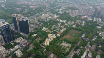 oben Aussicht Antenne Foto von fliegend Drohne von ein Punjab global Stadt mit Entwicklung Gebäude, Transport, Energie Leistung Infrastruktur. Geschäft Zentren im entwickelt Pakistan Stadt, Dorf auf 16.07.2023 video