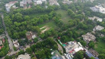 oben Aussicht Antenne Foto von fliegend Drohne von ein Punjab global Stadt mit Entwicklung Gebäude, Transport, Energie Leistung Infrastruktur. Geschäft Zentren im entwickelt Pakistan Stadt, Dorf auf 16.07.2023 video