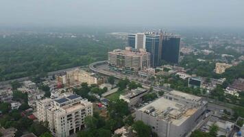 superiore Visualizza aereo foto a partire dal volante fuco di un' Punjab globale città con sviluppo edifici, trasporto, energia energia infrastruttura. attività commerciale centri nel sviluppato Pakistan cittadina su 2023-07-16 video