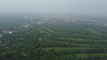 top visie antenne foto van vliegend dar van een Punjab globaal stad met ontwikkeling gebouwen, vervoer, energie macht infrastructuur. bedrijf centra in ontwikkelde Pakistan stad- Aan 16-07-2023 video