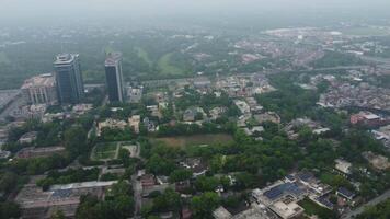 Haut vue aérien photo de en volant drone de une punjab global ville avec développement bâtiments, transport, énergie Puissance Infrastructure. affaires centres dans développé Pakistan ville sur 2023-07-16 video