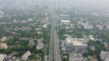 parte superior ver aéreo foto desde volador zumbido de un Punjab global ciudad con desarrollo edificios, transporte, energía poder infraestructura. negocio centros en desarrollado Pakistán pueblo en 2023-07-16 video