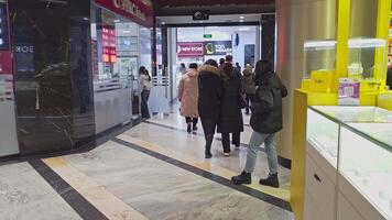 clientes caminando dentro zum aichurok centro comercial en bishkek video