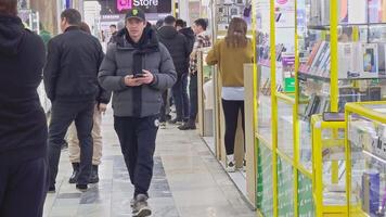 clientes caminhando dentro zum aichurok Shopping dentro Bisqueque video
