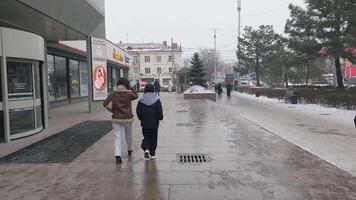 persone a piedi al di fuori Zum aichurok centro commerciale nel bishkek video