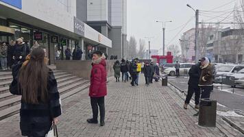 gens en marchant à l'extérieur zum aichurok centre commercial dans Bichkek video