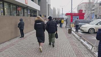 mensen wandelen buiten zum aichurok winkelcentrum in Bishkek video