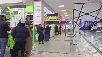 les clients en marchant à l'intérieur zum aichurok centre commercial dans Bichkek video