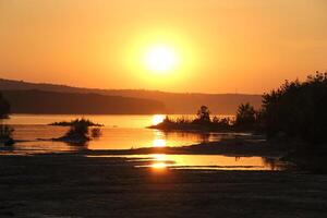 hermosa puesta de sol en el Danubio río en voivodina, serbia ver desde un isla. foto