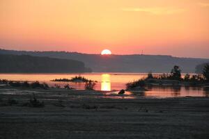 hermosa puesta de sol en el Danubio río en voivodina, serbia ver desde un isla. foto