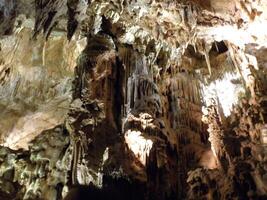 estalactita y estalagmita cueva foto