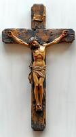 ai generado crucificado Jesús Cristo, tallado en madera. escultura de Cristo en cruzar. crucifijo de el salvador. concepto de Pascua de Resurrección, divinidad, fe, crucifixión, redención, religioso. blanco antecedentes foto