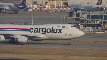 hong Kong - november 09, 2019. lading vliegtuig boeing 747, lx-icl van cargolux taxiën Aan de vliegveld Bij hong Kong luchthaven, kant visie video