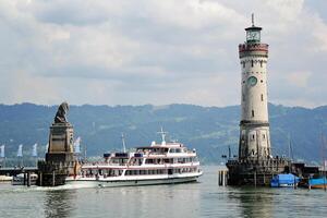 lindau Puerto con el faro y barco, lago bodense, Alemania foto