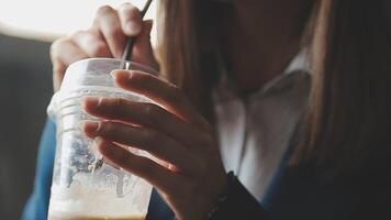 ritratto di sorridente contento allegro bellissimo bella asiatico donna rilassante potabile e guardare a tazza di caldo caffè o tè.ragazza abbattimento godere avendo prima colazione nel vacanza mattina vacanza su letto a casa video