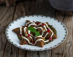 kebbah con Espinacas servido en un plato aislado en de madera antecedentes lado ver de aperitivo foto