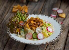 fatoosh ensalada servido en un plato aislado en de madera antecedentes lado ver foto